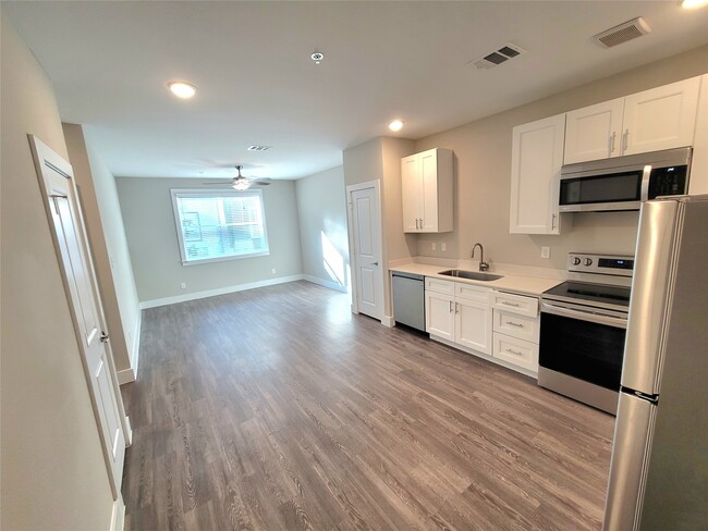 Building Photo - 1620 Oak Tree Dr Unit 1104