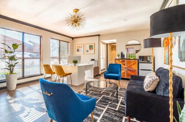 Stylish Clubhouse Lounge with Comfortable Seating - Fountains of Jupiter Rental
