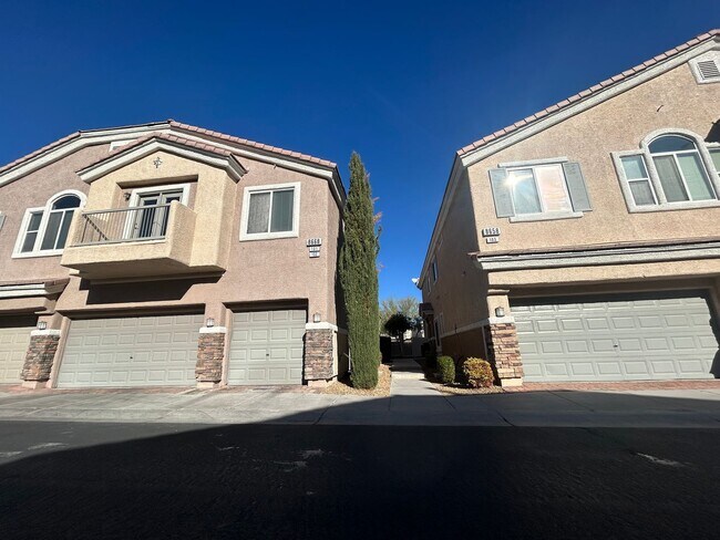 Building Photo - Townhome with garage