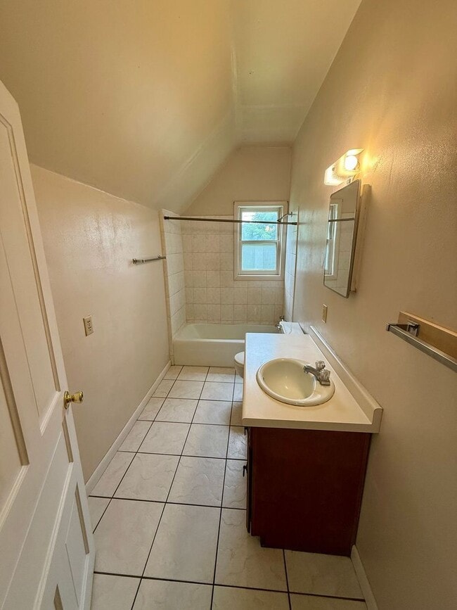 Photo - 910 S 6th Ave Unit Upper