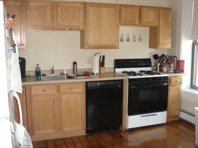 Photo - 557 E 6th St Apartments Unit 2