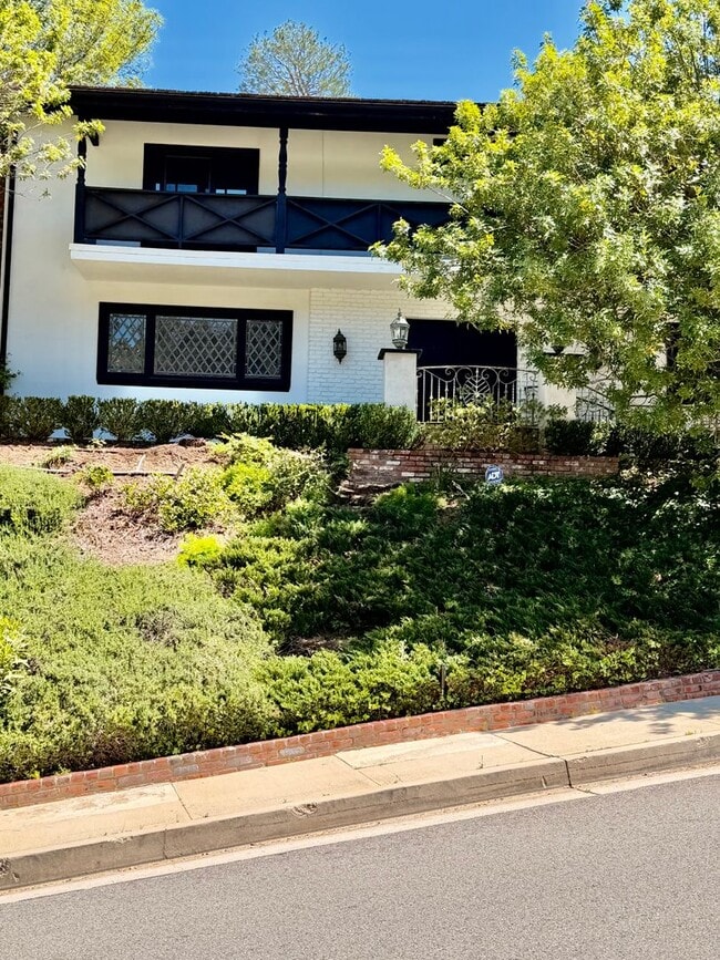 Building Photo - Gorgeous Encino Hills Home