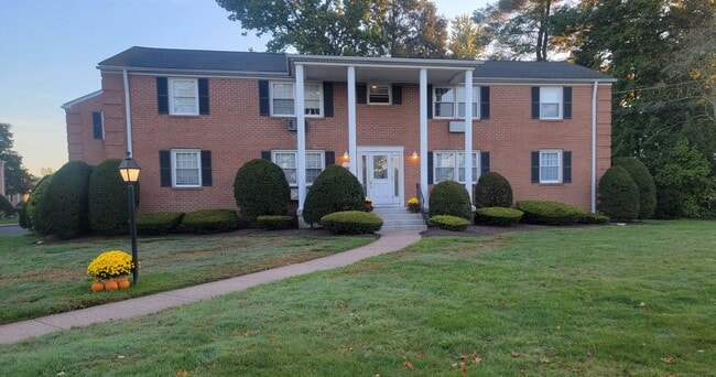 Building Photo - 12 Brewster Rd Unit 12B