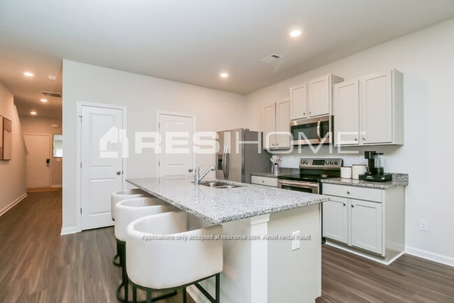 Photo - 475 Oakwood Dr NW