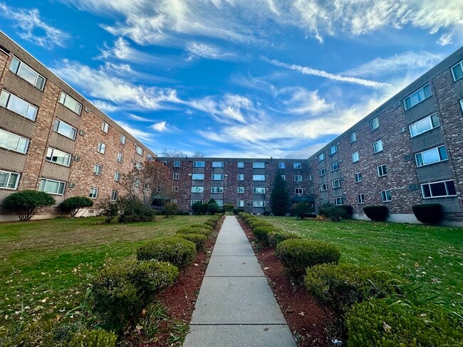 Building Photo - 111 Sherbrooke Ave Unit 128