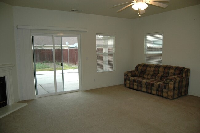 Photo - Spacious 3 Bed / 2 Bath Home – Over 2,000 Sq Ft
