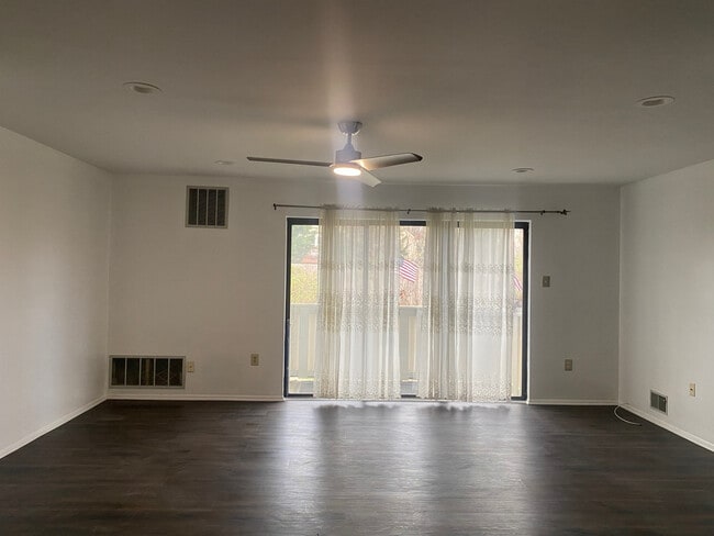 Living Room - 1903 Jefferson Ct Unit 1903 Jefferson Court