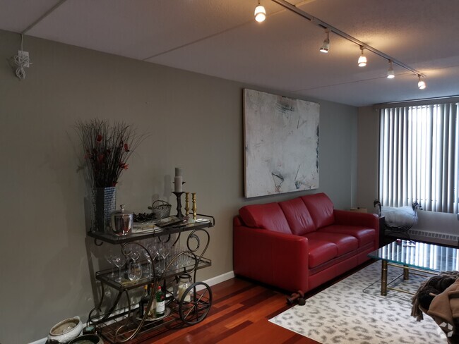 Building Photo - 4 Martine Ave Unit 1415 Rental