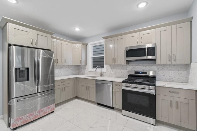 Photo - 170 W 10th St Unidad 1