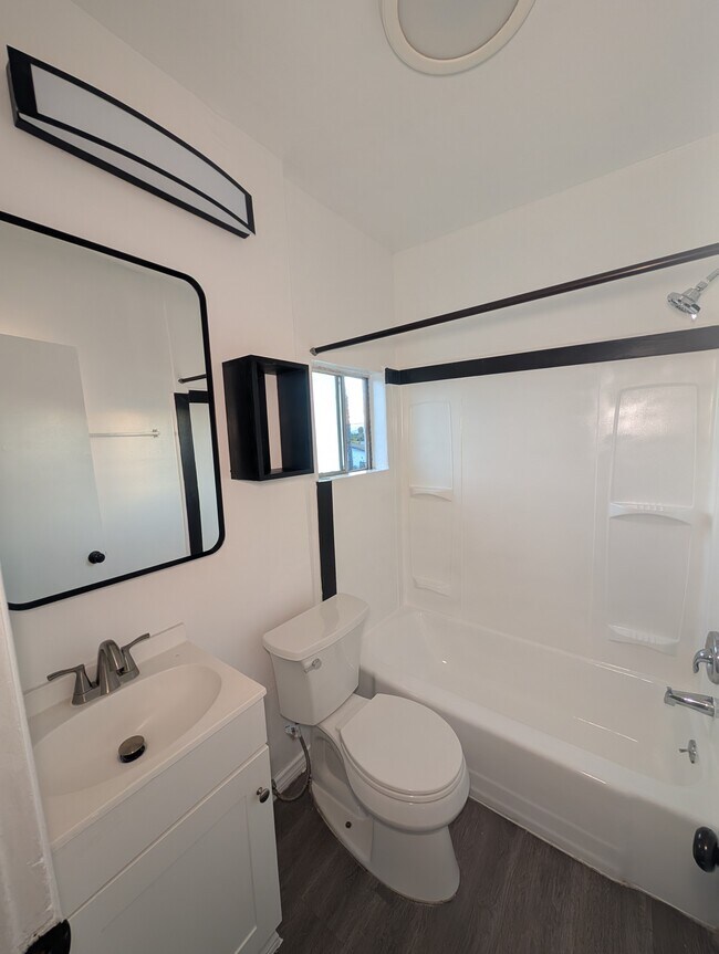 Photo - 208 D Ave