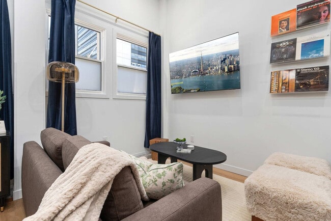 Photo - 168 McCaul St Unit SI ID1389231P