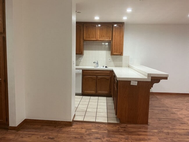 Photo - Los Caballeros #325 Unidad 325A