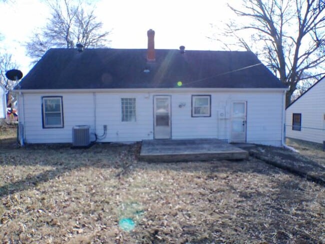Building Photo - Cozy 3 bedrooms and 1 bath with vanity off S Crystal Ave in sought area off W 23rd St Independenc...