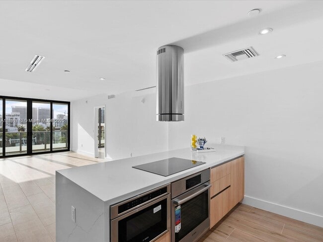 Building Photo - 9901 W Bay Harbor Dr Unit 605