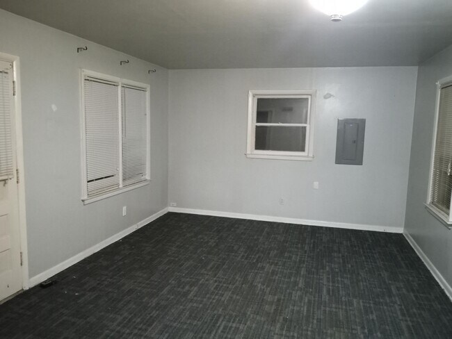 Photo - 611 Croswell St