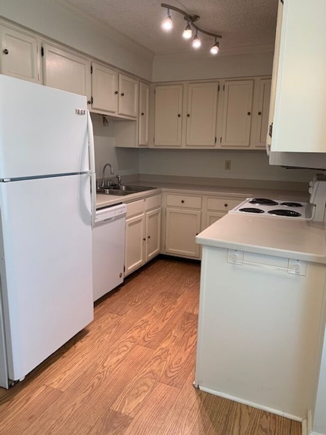 Building Photo - Charming Move-In Ready 1BR/1BA Condo in West Nashville – Lion’s Head Community Unit 172