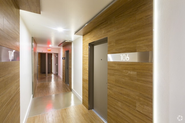 Presencia en el pasillo - Westwood Riviera Apartments