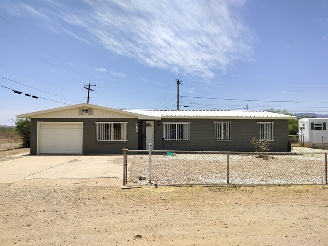 Building Photo - 915 W Helen St Rental