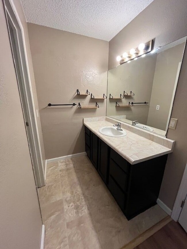 Photo - 5725 Sage Dr