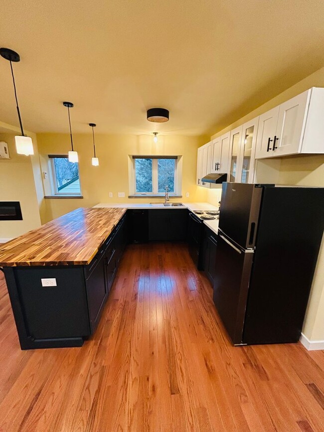 Photo - 605 Alderson Ave Unidad Top Floor/ B for back entrance