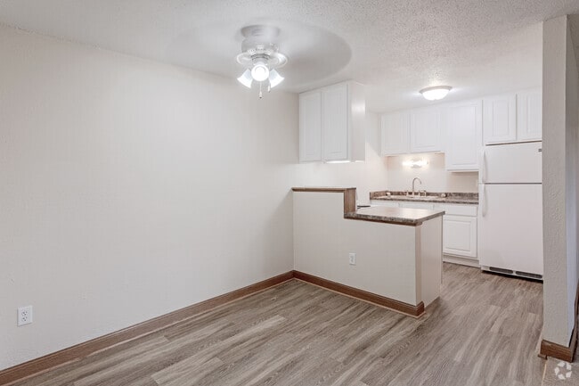 2BR, 1BA Remodeled - 910 SF
