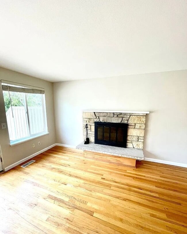 Photo - Beautiful Mid-Century four-bedroom Shoreline
