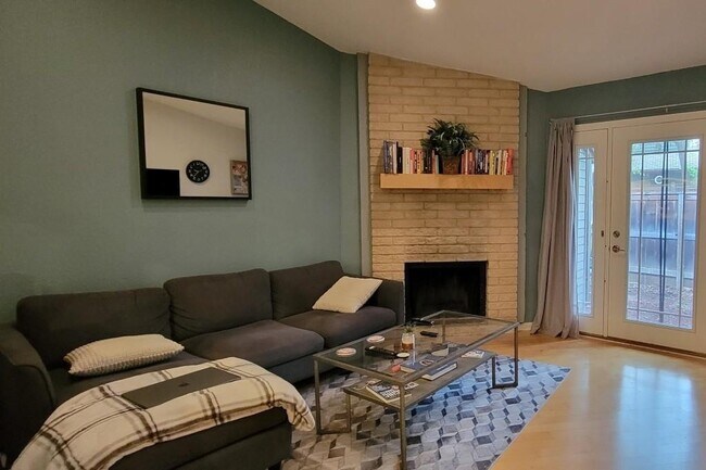 Building Photo - 3815 Menchaca Rd Unit 18 Rental