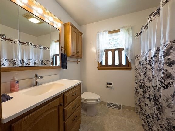 Photo - 525 Maple Ln