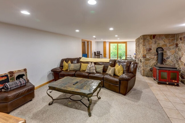 Building Photo - 525 Townsand Hollow Rd Unit SI ID1492973P