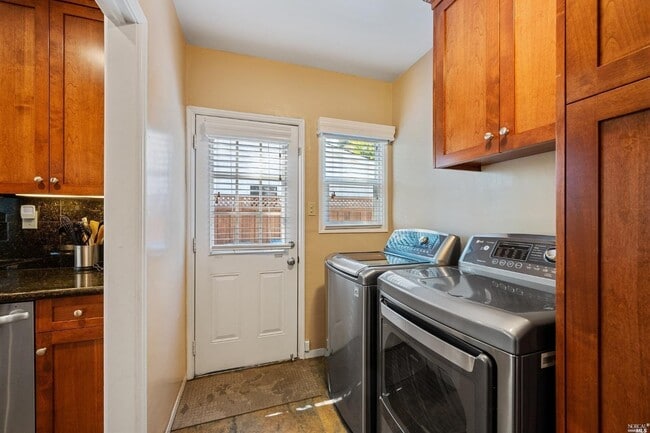 Photo - 463 Talbot Ave