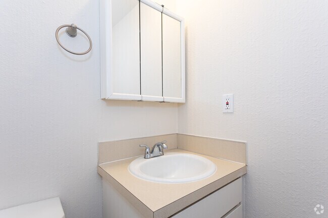 3BR, 1.5BA Townhome - 1,250 SF - Royal Crest Townhomes