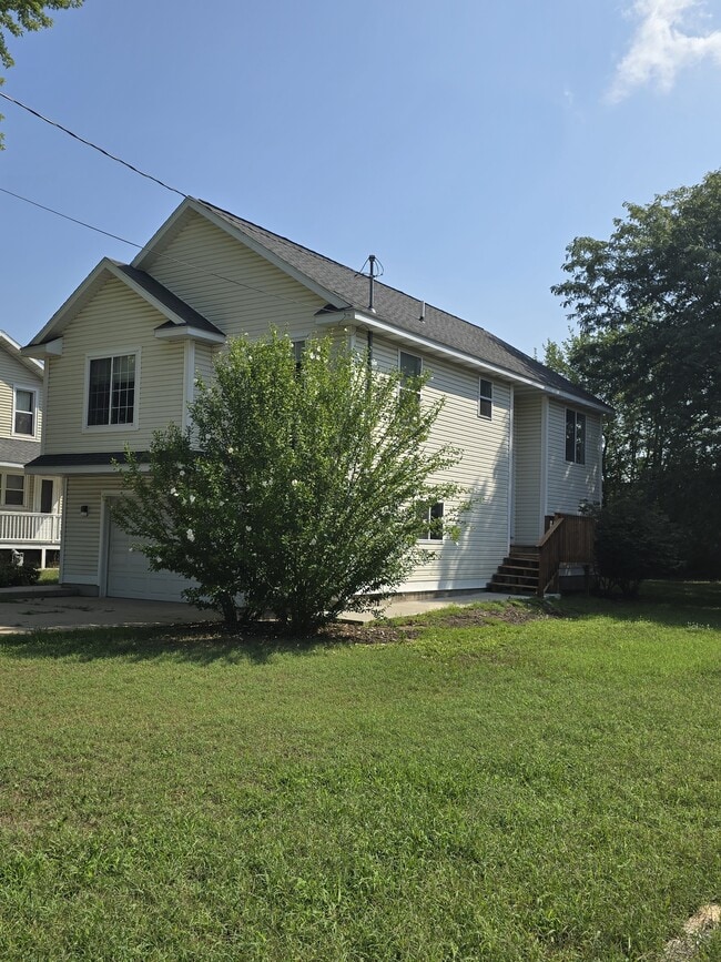 Building Photo - 235 N State St Rental