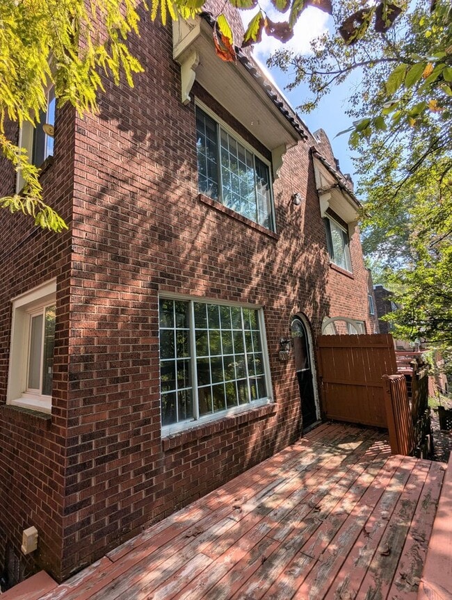 Building Photo - 2 Bedroom 1.5 Bathroom Single Family Home ...