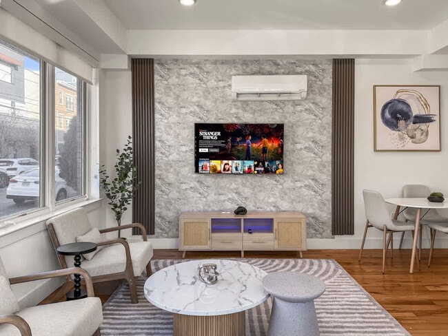 Photo - 236 W Thompson St Unit ID1055769P