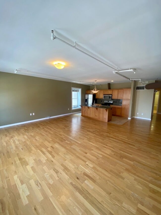 Building Photo - Move in Special $500 Off 1st Month's Rent! Unit 402 Rental
