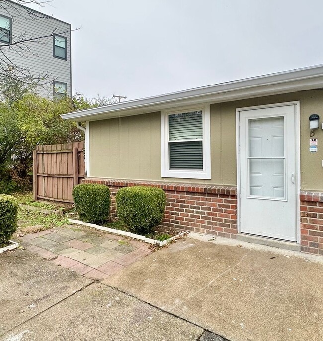 Building Photo - Location is Everything! Great West Side 2 bdmr/1 bth Available Now!
