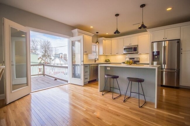 Building Photo - 729 Saratoga St Unit 2