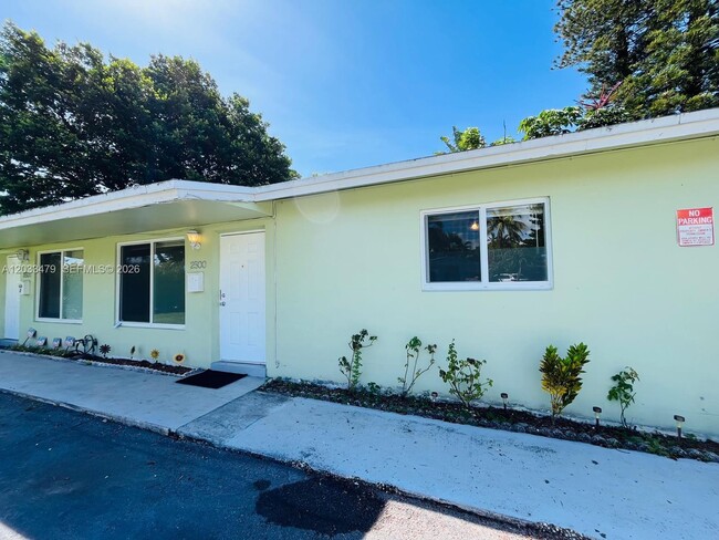 Building Photo - 2500 NW 9th Ln Unit 1