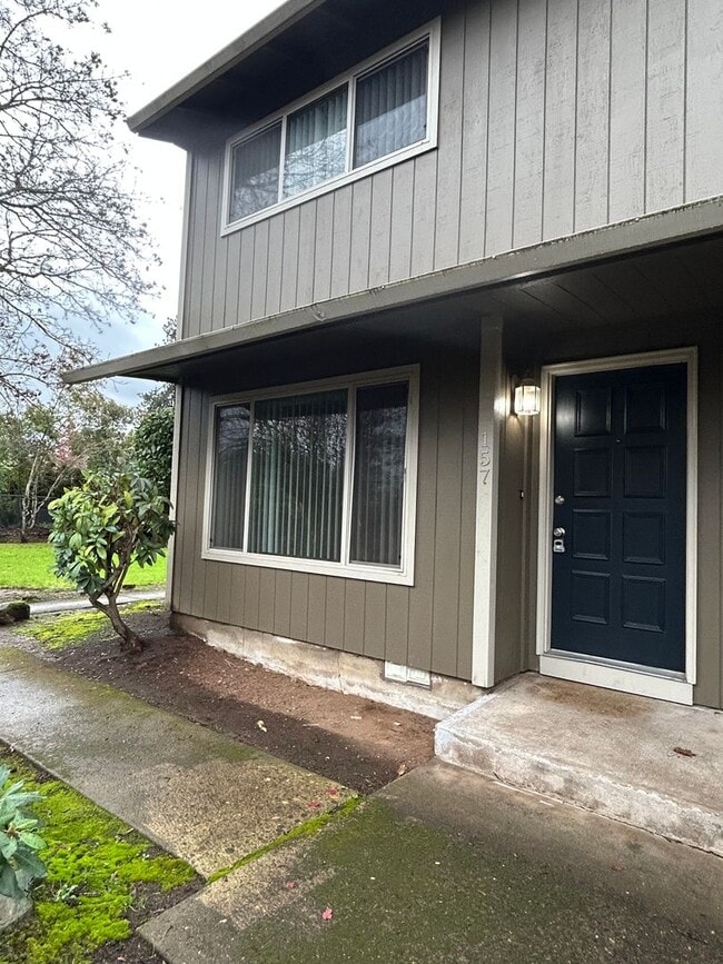 Building Photo - Canby Tri-Plex #15031 Unit 157