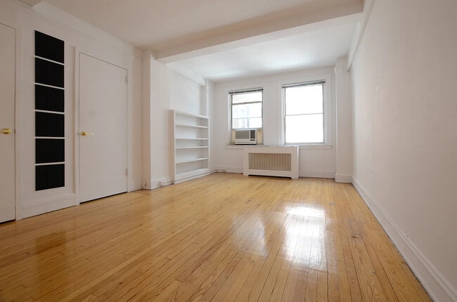 Photo - 257 W 97th St