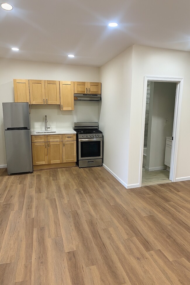 Building Photo - 72 N 13th St Unit 1R Rental