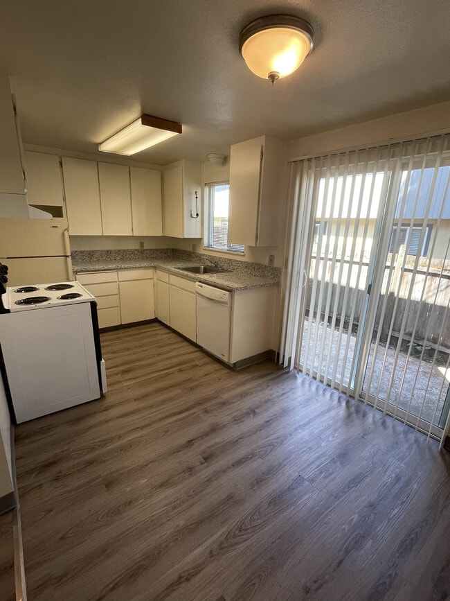 Photo - 130 NE Conifer Blvd