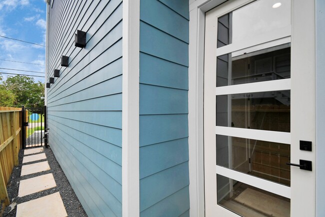 Photo - 6817 Peerless St