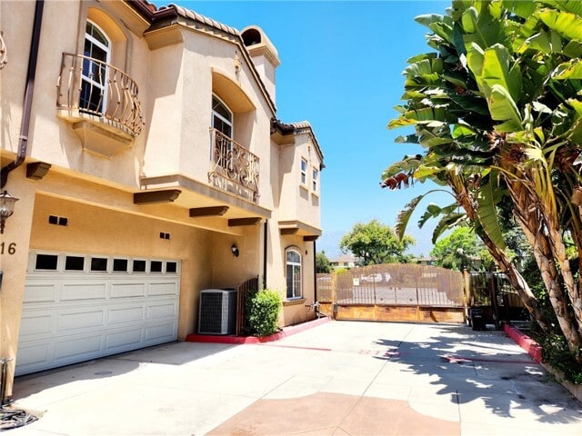 1016 W Huntington Dr