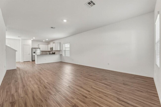 Photo - 913 Legends Ln