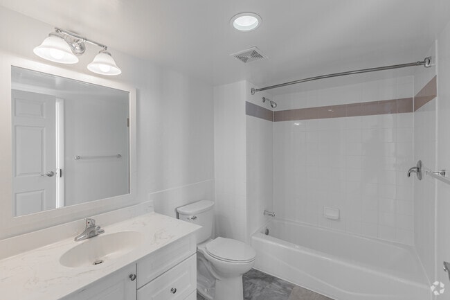 1BR, 1BA - 682SF - Bathroom