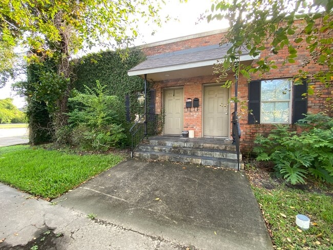 1605 W Common