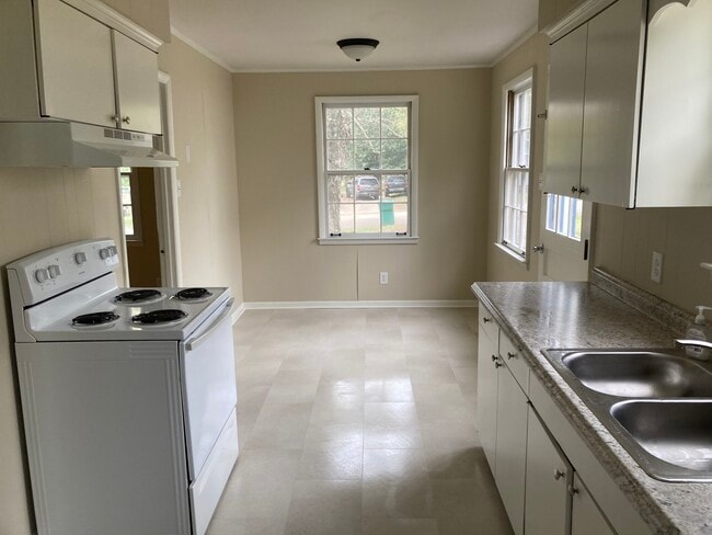 Photo - 577 Douglas Ave