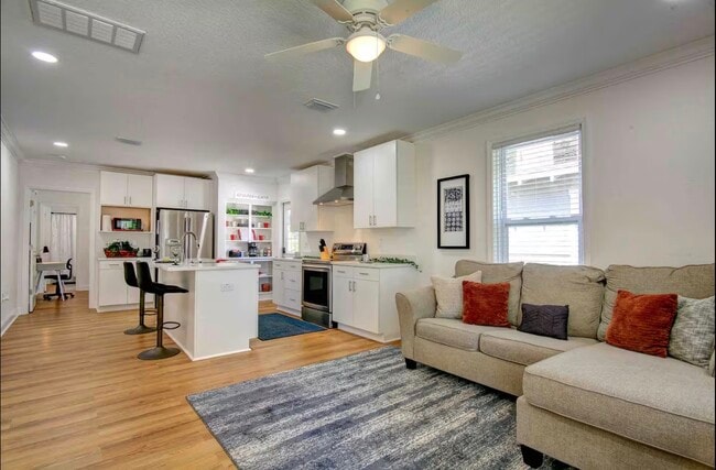 Building Photo - 5804 N Miami Pl Unit 2