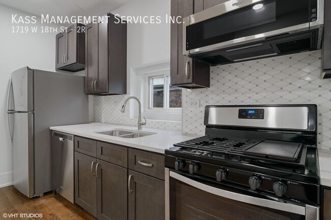 Building Photo - 1719 W 18th St Unit 2R